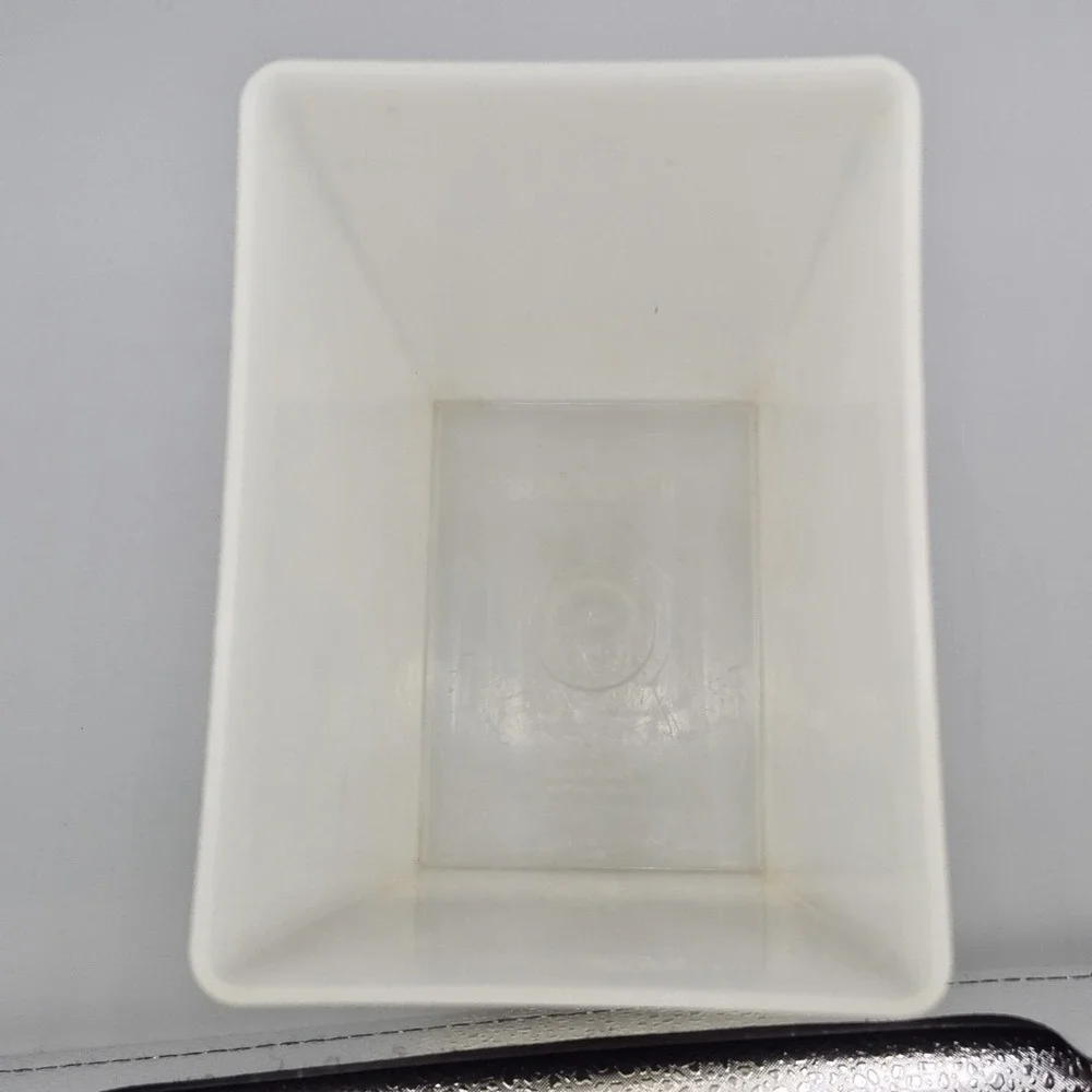 VINTAGE TUPPERWARE CONTAINER and LID 484-4 And 486-2‎